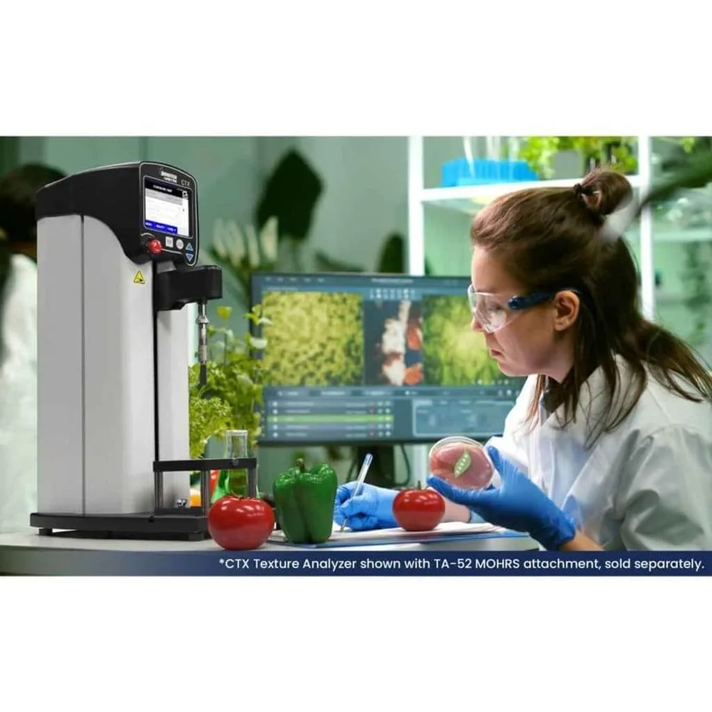 Pesquisadora operando um texturômetro para análise de textura de alimentos em laboratório