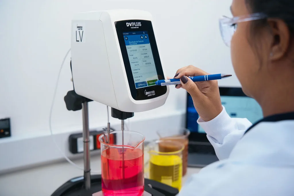 Técnica de Laboratório Analisando a Viscosidade com Viscosímetro Brookfield DVPlus