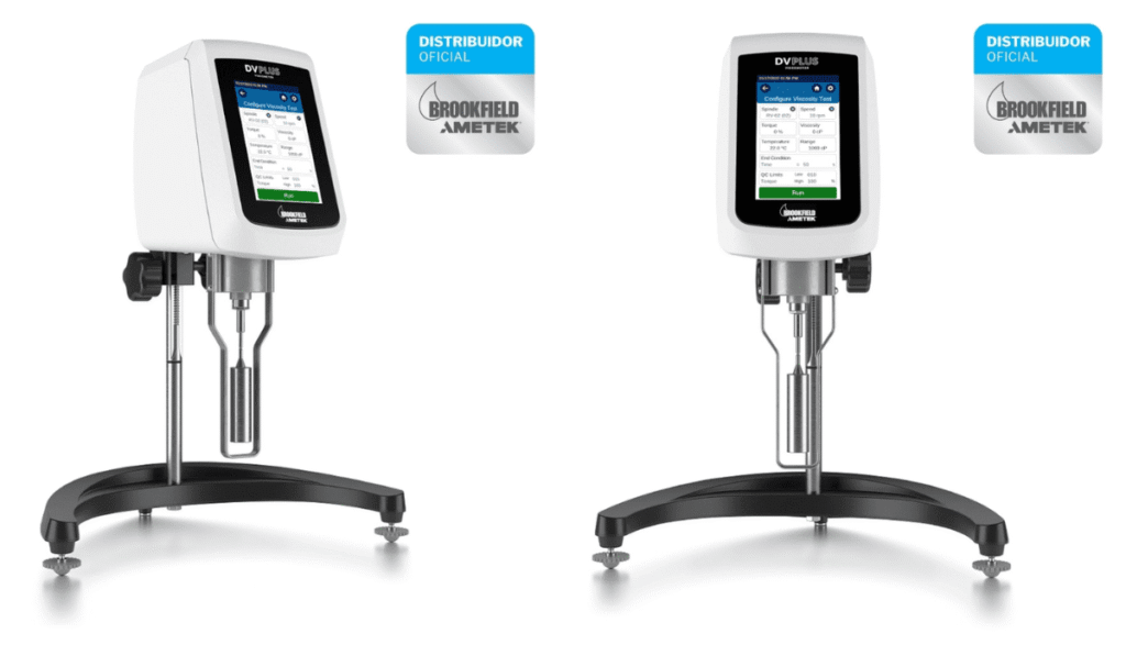 Preço do viscosímetro digital: Viscosímetros digitais Brookfield DVPlus com tela touchscreen, montados em suportes metálicos pretos.