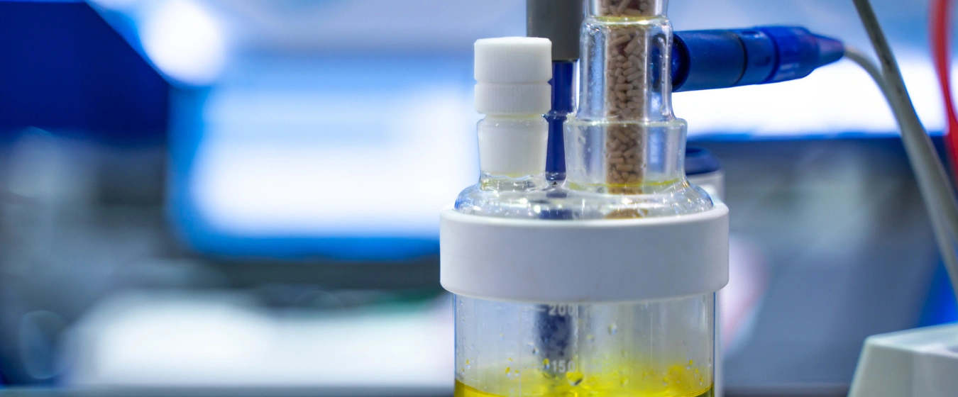 Célula eletroquímica de Karl Fischer Coulométrico com solução de iodo em análise de teor de água