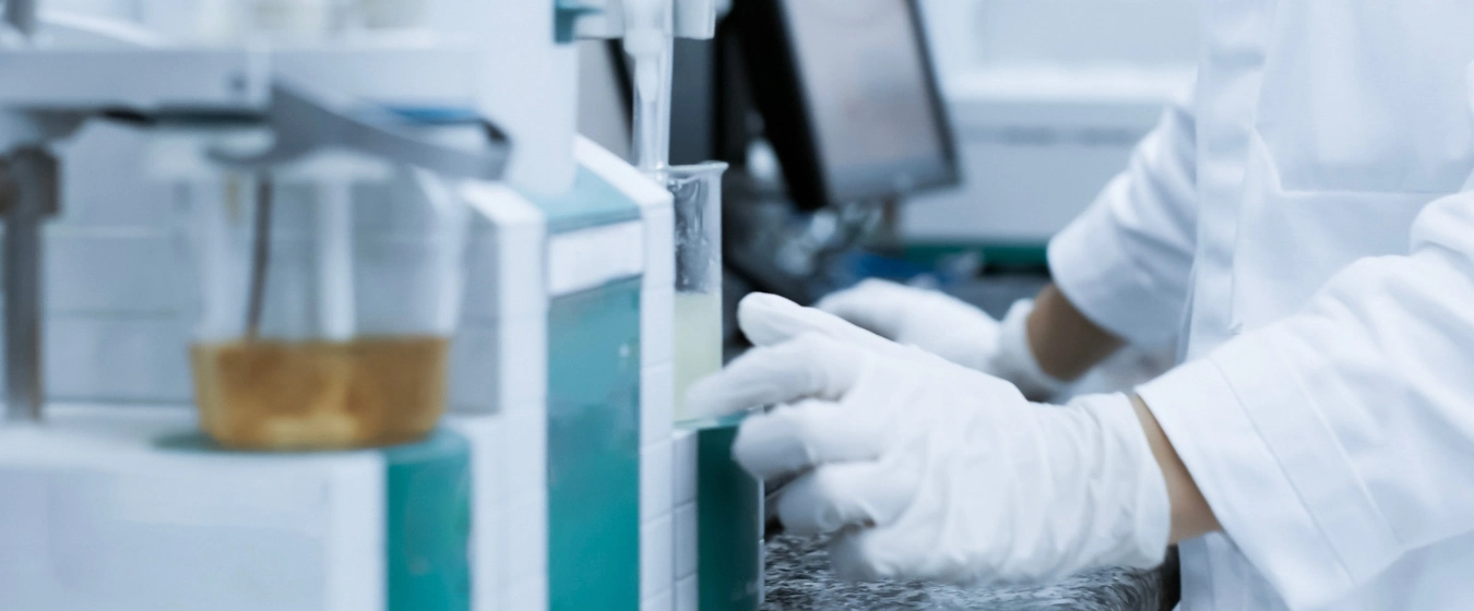 Equipamento de titulação Karl Fischer realizando análise de umidade em laboratório