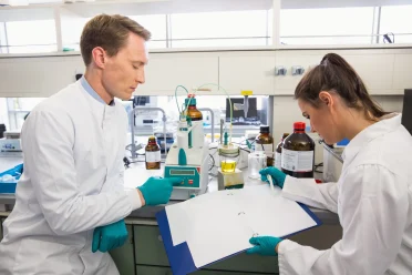 Técnicos realizando análises com equipamento Karl Fischer em laboratório